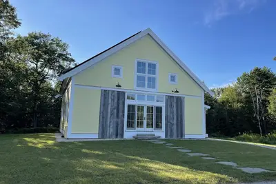 Image de Beautiful farmhouse with hiking trails/kayaking. 5 minutes to town or ocean!