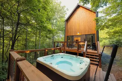 Image de Scandinavian Modern Cabin! Hot Tub! National Park! Levi Kelly Cabin Tour!