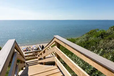 Cranberry Hill House - Walk to Private Beach in North Truro