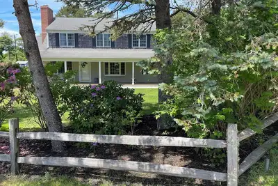 Image de Newly Renovated Chatham Home overlooking Cranberry Bog.