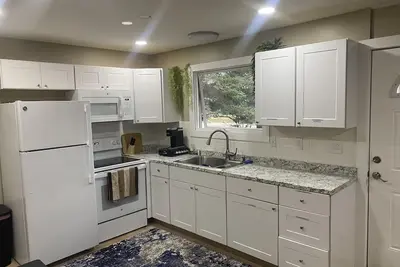 Image de Bellaire Midtown Cottage: Your Escape Awaits!