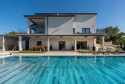 Image de Belle maison à Tinjan avec sauna