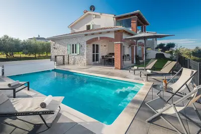 Image de Superbe maison à Buzinija avec piscine privée, utilisable à l'intérieur ou.