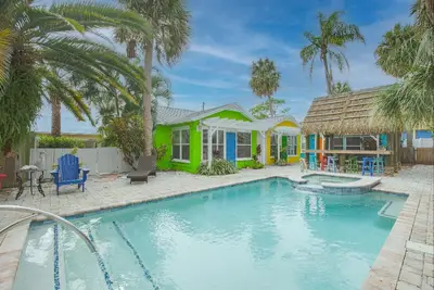 Image de The Seaside Cottages are located just across the street from Indian Rocks Beach!