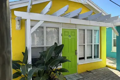 Image de The Seaside Cottages are located just across the street from Indian Rocks Beach!