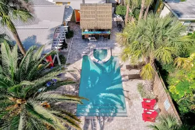 Image de The Seaside Cottages are located just across the street from Indian Rocks Beach!