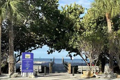 Image de The Seaside Cottages are located just across the street from Indian Rocks Beach!