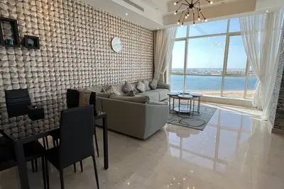 Image de Spacious two bedroom apartment with beautiful view of the city and the sea!