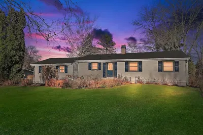 Image de Blue Door Cottage ranch home 3 Bed\/2 Bath & private hot tub on an acre