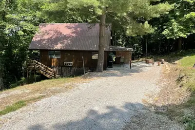 Image de Honeymoon and relax near Cave Run Lake at the Musky Hideaway Cabin