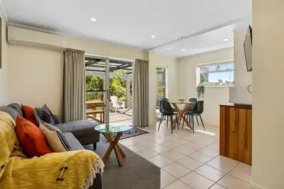 Image de Town Centre Apartment with Wi-Fi, Taupo Cbd. Private rear garden, covered outdoor entertaining area.