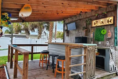 Image de The Tiki Hut Oasis, a tropical Beach home with firepit, patio, and more!