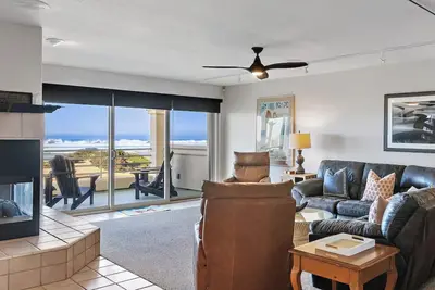 Image de Strandcastle Beach House - Oceanfront! - You're right on the sand!