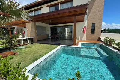 Image de Linda casa 3 suítes/ar. Piscina e hidro privativo  cond frente mar