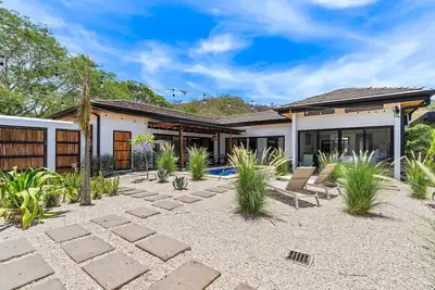 Image de Cu19: New 3 Bdrm Mod Home with Casita & Prv. Pool