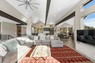 Image de Private Balconies w/Private Hot Tub:1-2 Miles to Lifts, Golf, and Village