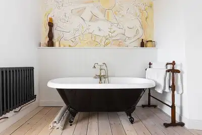 Image de Luxury Cotswold cottage with valley views and stylish interiors.