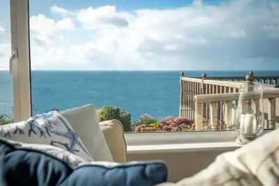 Image de Mesmerising sea views above the beach Cornwall. \n\n
