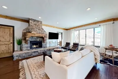 Image de 6br all-season home with community amenities, foosball, jetted tub, & fireplace