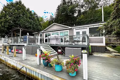 Image de Lakefront home with private dock, lake views, kayaks, grill, large covered deck