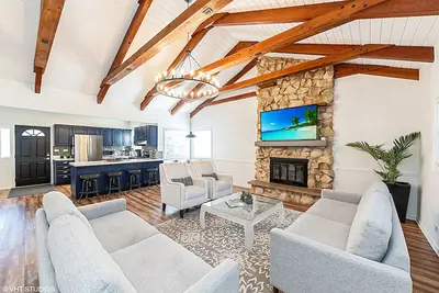 Image de New Updated House~ Huge Family Room & Great Baths!