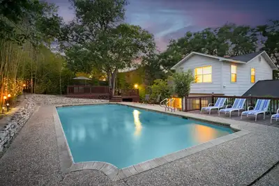 Image de ~Bamboo Oasis Relaxing Hot Tub Family Time~ Get to Anywhere in Sa in 20 mins!