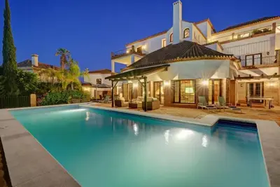 Huge luxury 5 bed villa, front line golf, 15m pool, close to beaches