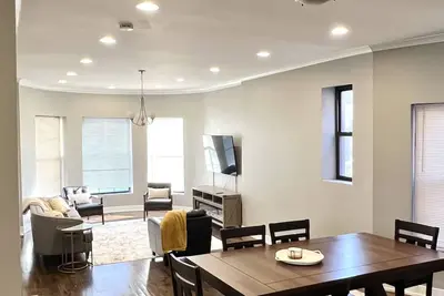 Image de Spacious unit in historic gem