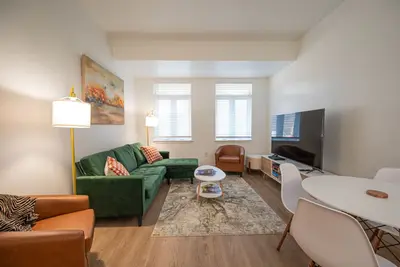 Image de Stylish quarters in the heart of Uptown near stadiums, parks, & offices.