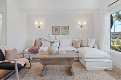 Image de Luxury Cottage Home in downtown Boerne- New & 5 Star Reviews!