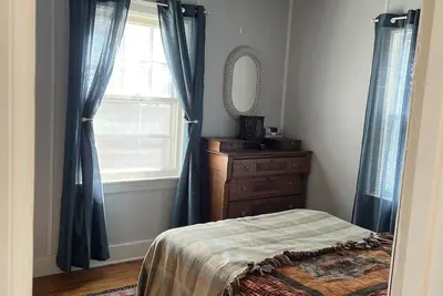 Image de Rabbit Run - Cozy cottage in the heart of Walloon Lake Village. Family-friendly!
