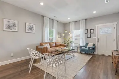 Image de Tulsa Boho Bungalow | King Bed• Near Dtwn•Expo•Tu