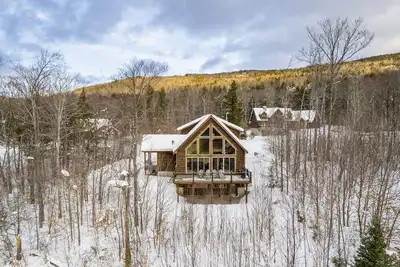 Image de Sleeps 16+ Hot Tub with Mountain View - 3Min to Sunday River Ski - Game Room\n\n