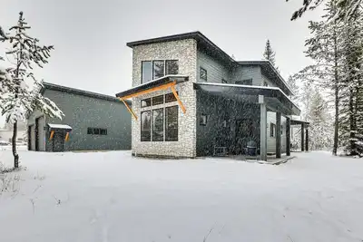 Image de All-Season Cabin: Hot Tub & Sauna in Donnelly