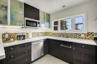 Image de Less than a mile from the beach! Air conditioning, parking and large backyard.