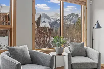 Image de Mountain View | Hot Tub | Downtown | Walkout Patio