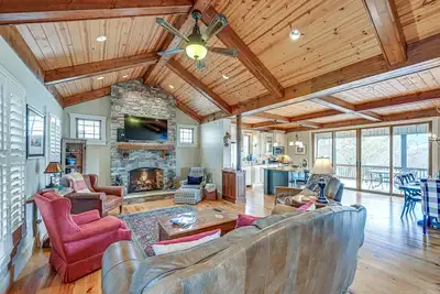 Image de Mountain-View Georgia Cabin w/ 2 Decks