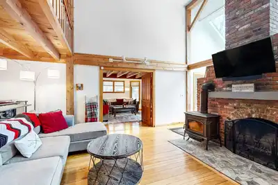 Idyllic lodge on 16-acres with fire pit & amazing views of Mt Snow- near skiing