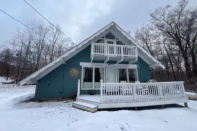 Image de 2-story dog-friendly mountain home with wood fireplace, balcony, deck, & grill
