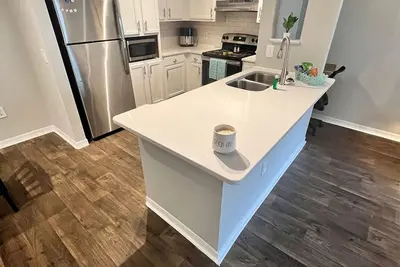 Newly Renovated! Spacious & Large Windows, Near Uf