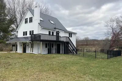 Image de Crystal View Farmhouse. Spacious home 2 blocks from town and lake access!