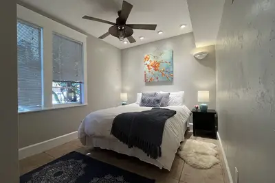 Image de \"Grove\" Historic Beachside Cottage Apartment 1/1 – Steps to Sand!