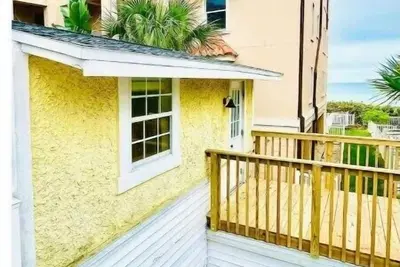 Image de \"Dunes\" Historic Beachside Cottage 1/1 – Steps to Sand!