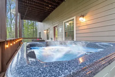 Image de Tree Top Haus! Dog Friendly! Relaxing Hot Tub! Cozy Movie Room! & Fun Game Room!