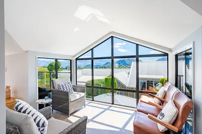 Image de Spacious townhouse with spectacular views of Lake Wanaka and Mountains!
