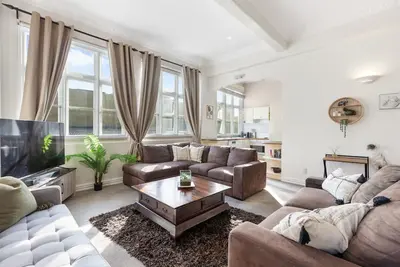 Image de The Nest - Central, Sunny & Spacious Loft