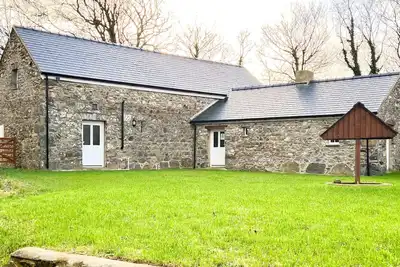 Image de A converted barn, restored to the highest standards, on the outskirts of Solva, Pembrokeshire.