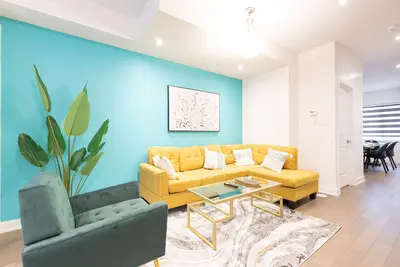 Image de One Of A Kind Home 4, 000 S. Q. Ft/4 Bdrm & 3. 5 Bath