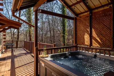 Image de Great location! Cozy Pet friendly Cabin with Hot tub & Fireplace