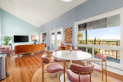 Image de Amazing View, Spacious, Safe & Quiet Stay!